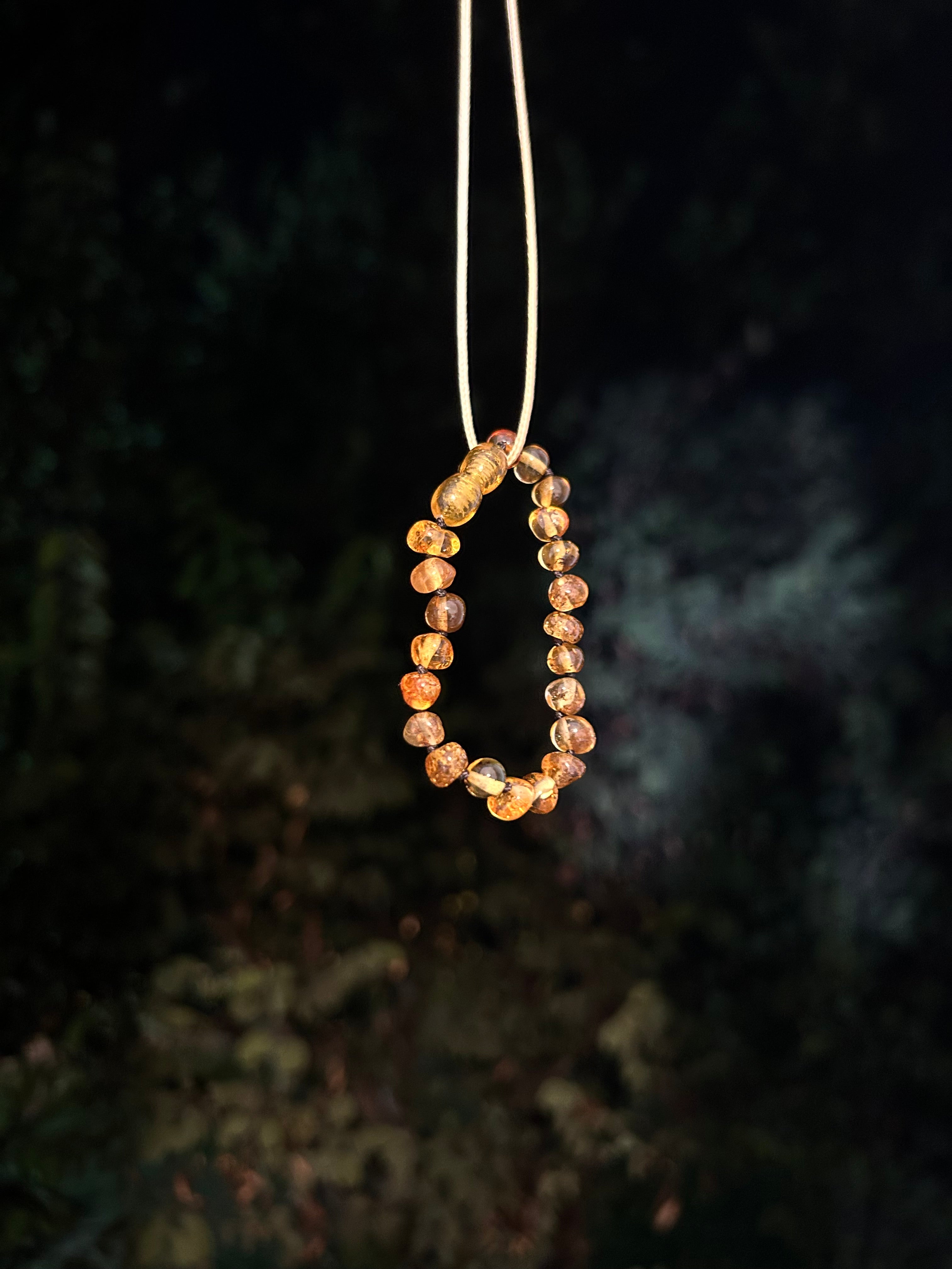 צמיד ענבר בלטי - ירוק בהיר מבריק