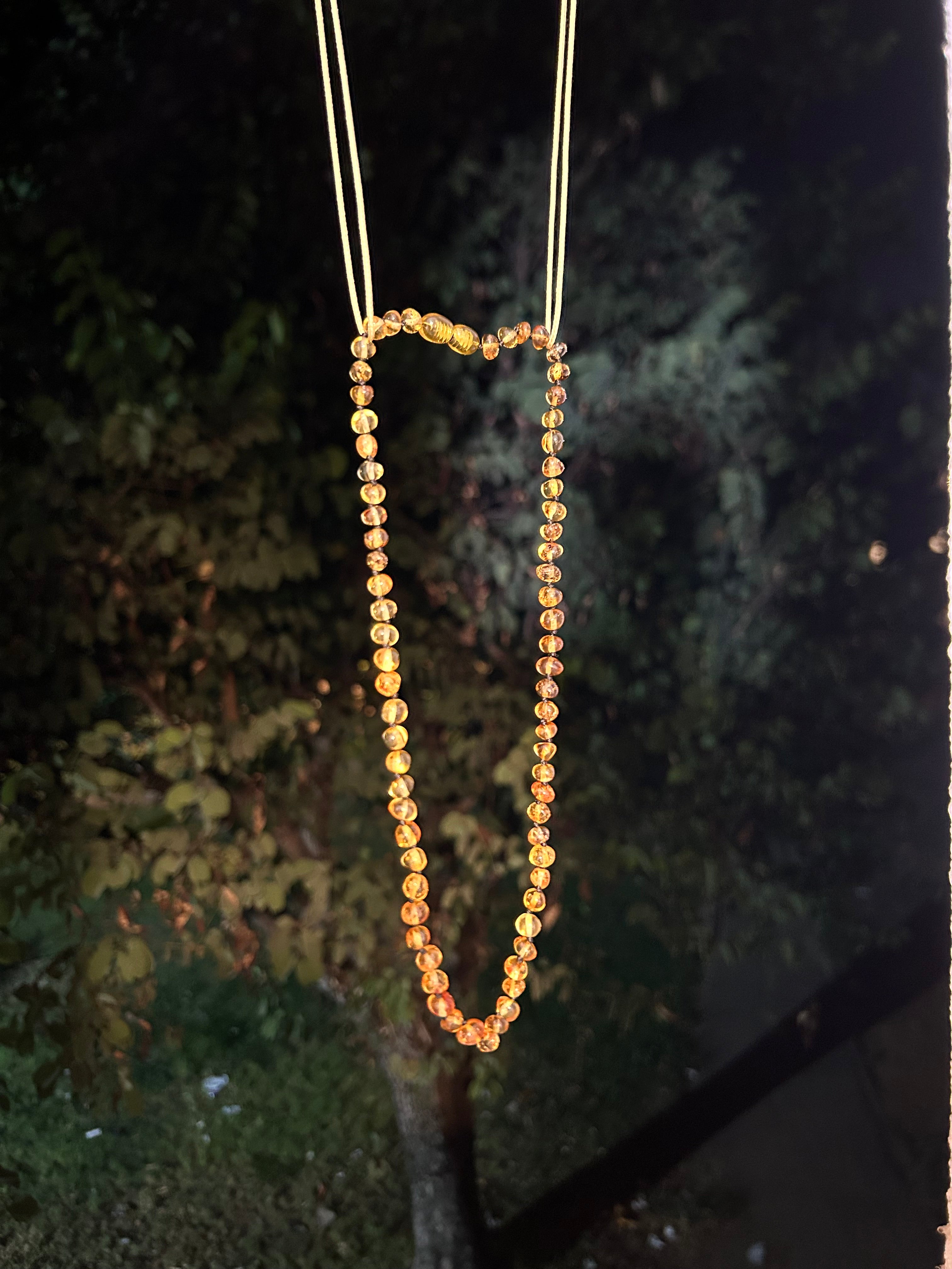 שרשרת ענבר בלטי - לתינוק - ירוק בהיר מבריק