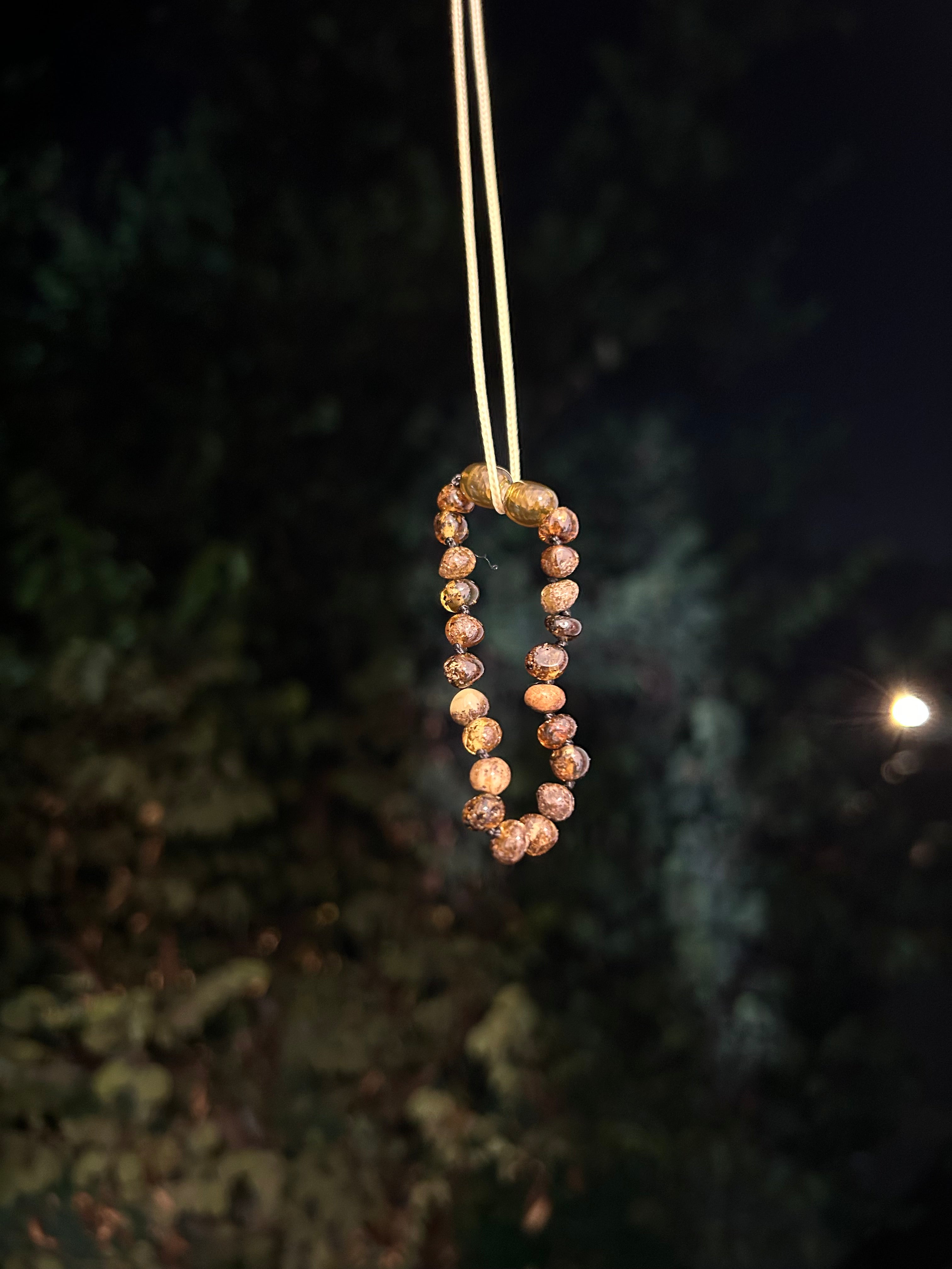 צמיד ענבר בלטי - ירוק כהה מבריק