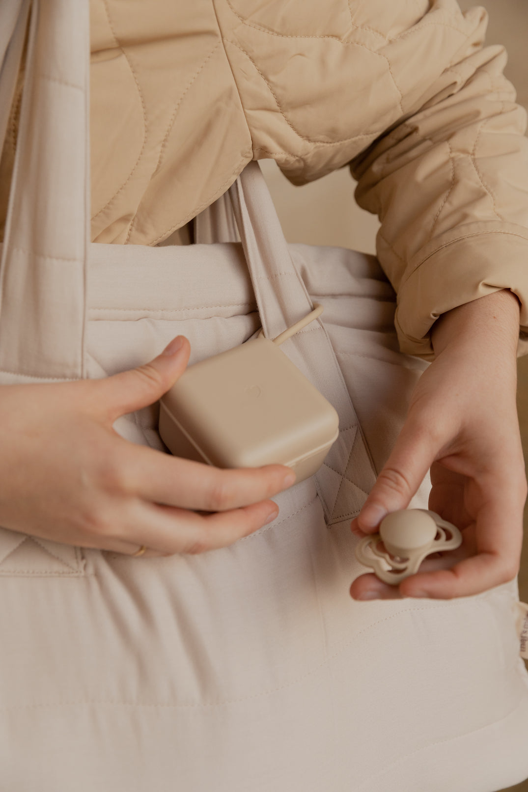 קייס קופסה למוצץ - וניל Bibs